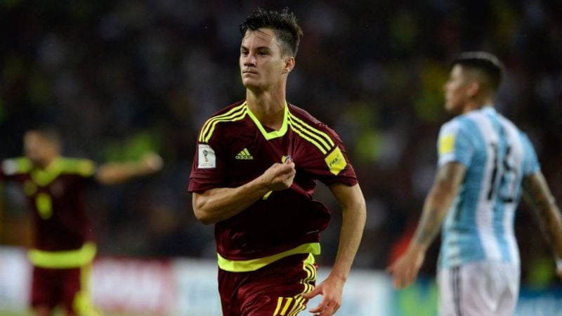 Argentina perdía 0-2 y empató 2-2 con Venezuela, pero resignó la cima