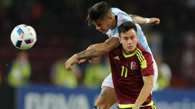 Argentina perdía 0-2 y empató 2-2 con Venezuela, pero resignó la cima