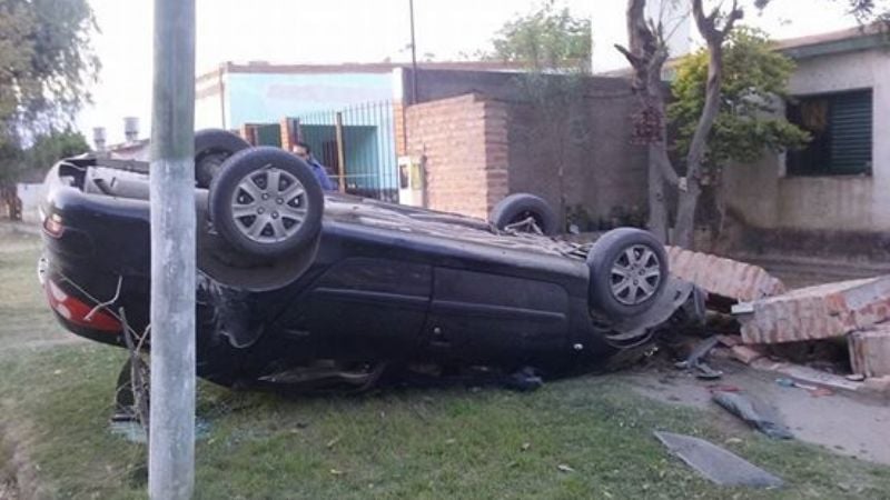 Trasladaron inconsciente a una mujer que volcó e impactó contra una casa