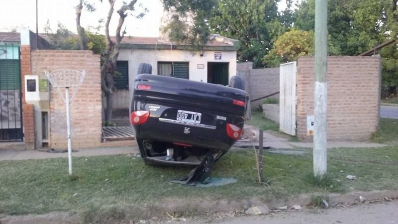 Trasladaron inconsciente a una mujer que volcó e impactó contra una casa