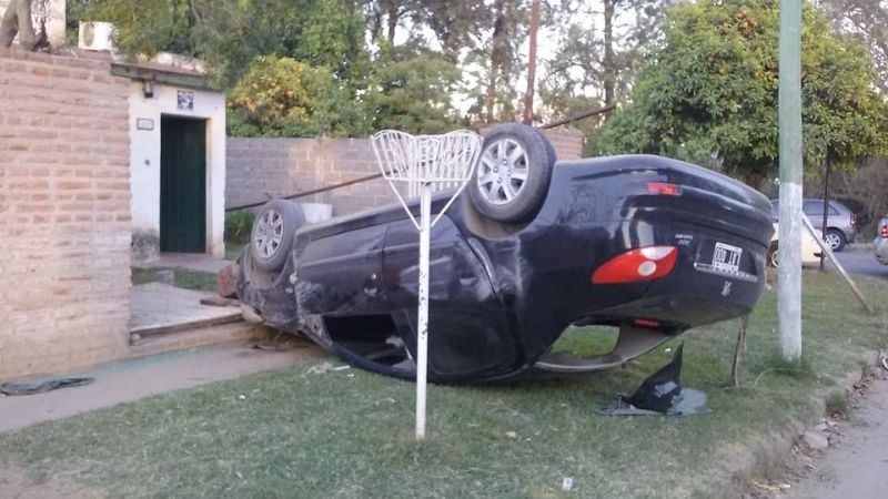 Trasladaron inconsciente a una mujer que volcó e impactó contra una casa