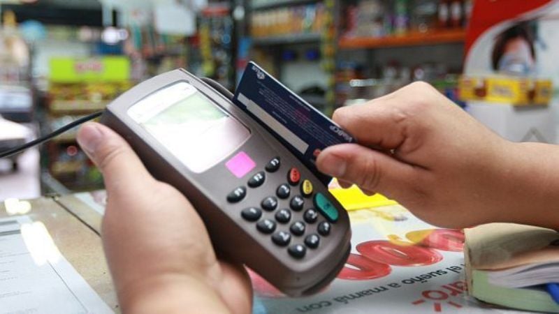 Quiso comprar con una tarjeta robada en un supermercado