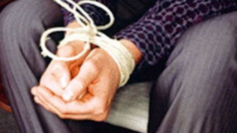 Un hombre volvió a su casa y encontró maniatada a la niñera