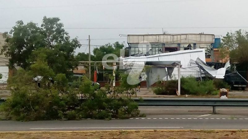 El fuerte viento desplomó la estructura de un gimnasio y dejó sin techo a vecinos