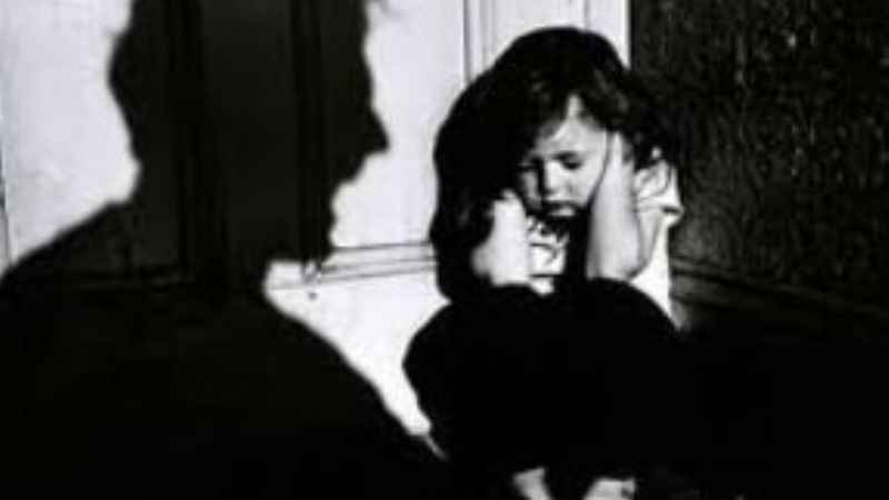 Brutal: Un hombre golpeó a un niño de 1 año y tuvo que ser llevado por la policía