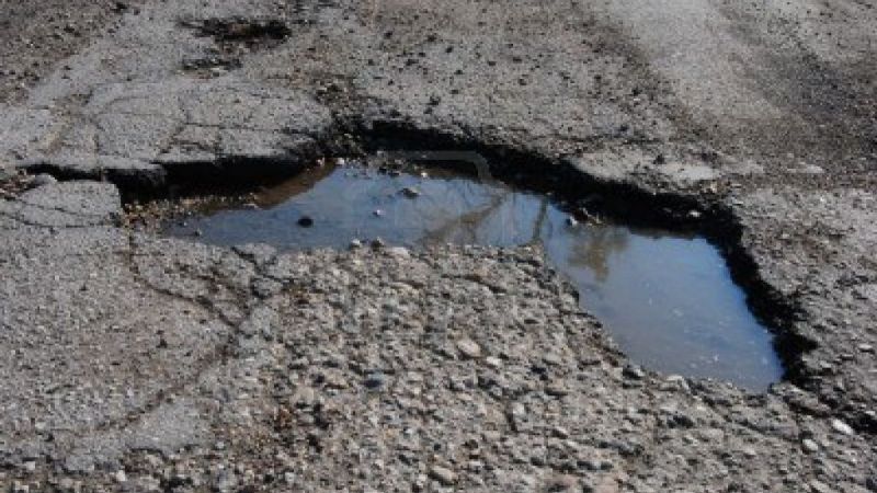 Quedó atascado en un bache