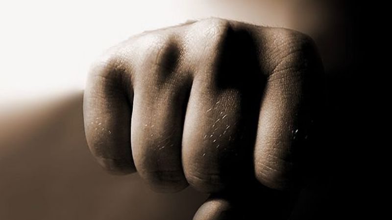 Jovencito golpeó a su novia