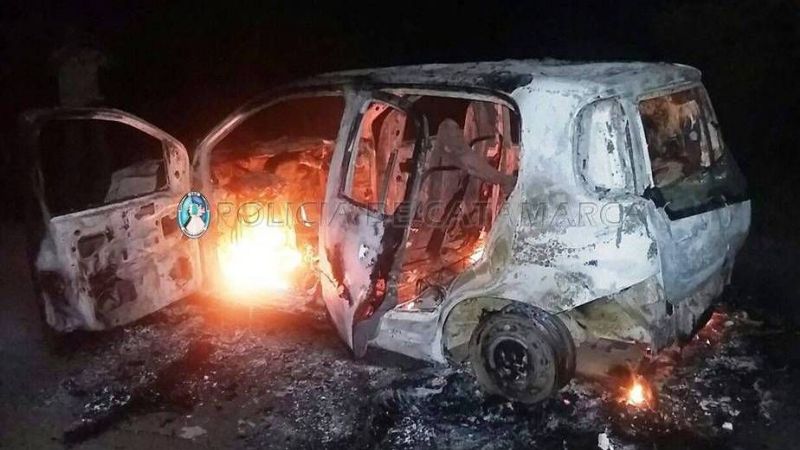 Las llamas consumieron un auto