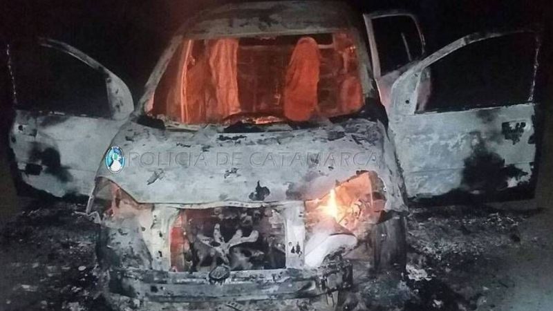 Las llamas consumieron un auto