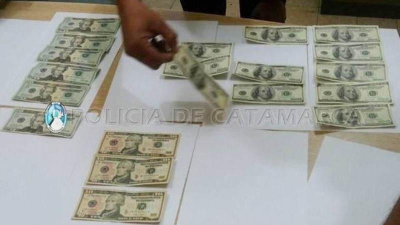 Un hombre intentó intercambiar dólares falsos