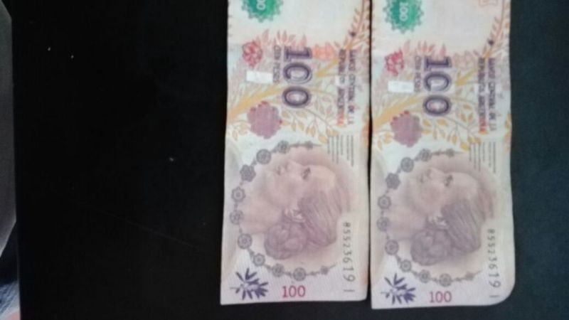 Alertan por una pareja que entrega de billetes falsos y aún no está detenida