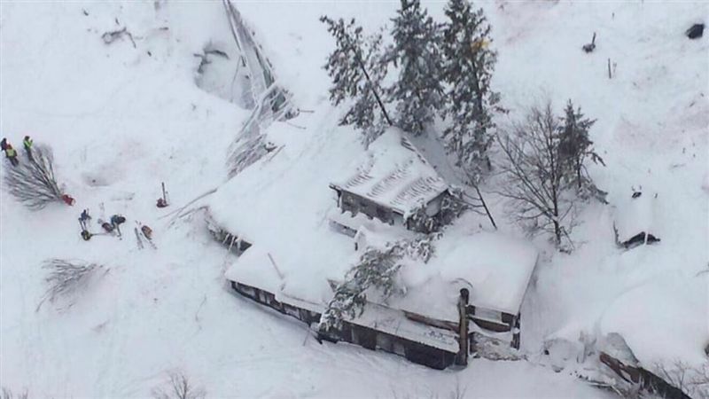 Un alud de nieve sepulta un hotel y causa muertos en Italia