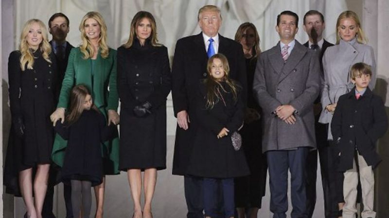 En medio de celebraciones y protestas asume Donald Trump