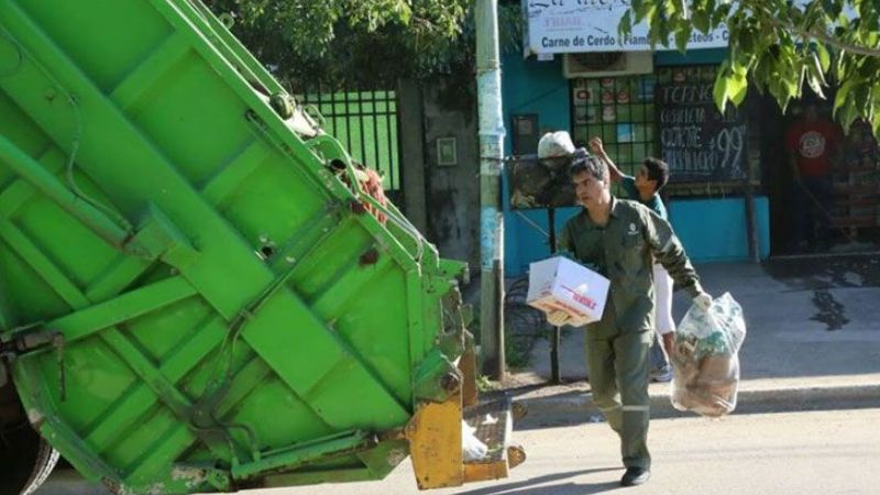 Pose de Capitanich, recolectando basura en su Municipalidad