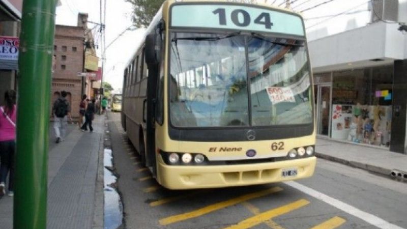 Choferes amenazan con paro por falta de pago