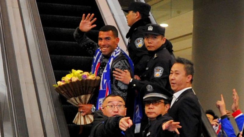 Euforia por Tevez en China, donde limitarán "irracionales" salarios de futbolistas