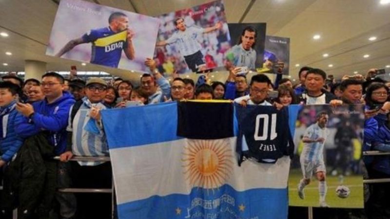 Euforia por Tevez en China, donde limitarán "irracionales" salarios de futbolistas