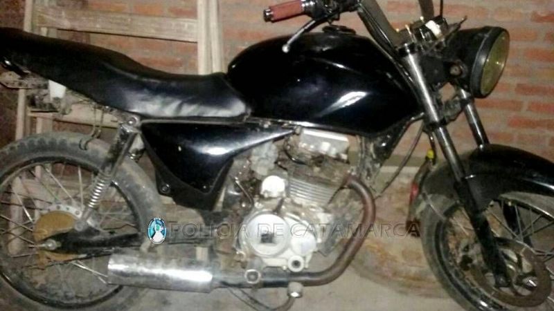 Tras una persecución, aprehenden a una mujer y secuestran una moto