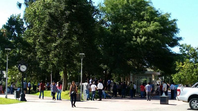 Un hombre amenazó con ahorcarse frente a Casa de Gobierno