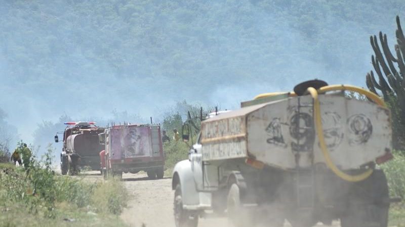 Combaten feroz incendio en la ruta 1