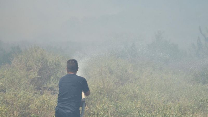 Combaten feroz incendio en la ruta 1