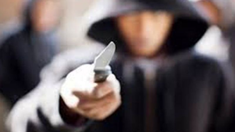 Amenazaron a dos jóvenes con un cuchillo y les robaron las zapatillas