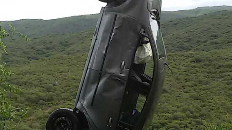 Rescataron un auto volcado