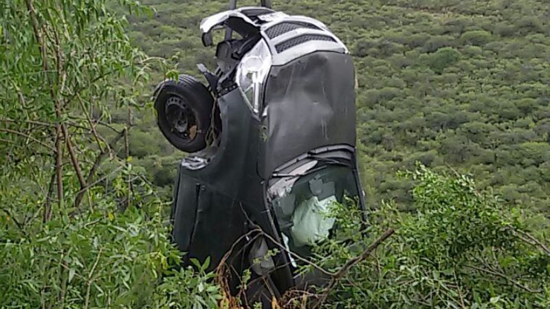 Rescataron un auto volcado