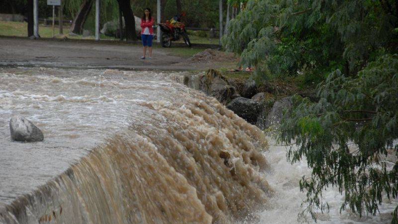 Rescatan a dos mujeres atrapadas en la crecida del Río El Tala
