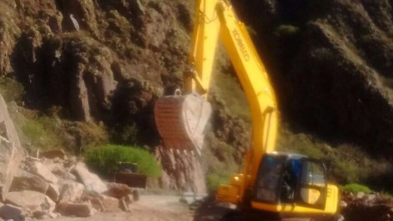 Retiran derrumbes en la ruta 40