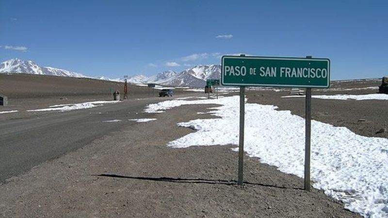 Personas varadas en el Paso San Francisco con temperaturas bajo cero
