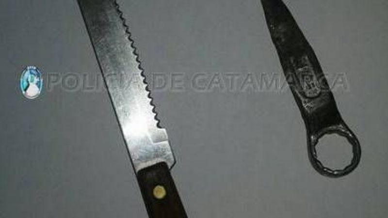 Intentó agredir a policías con un cuchillo