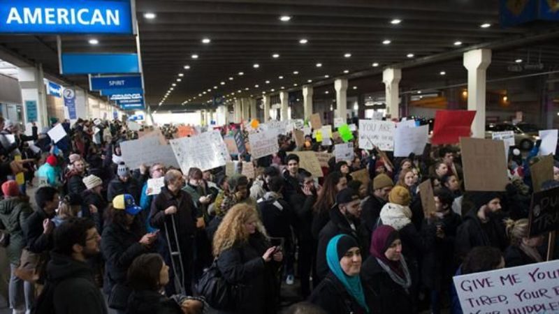 En medio de protestas, dos juzgados frenan decreto migratorio de Trump