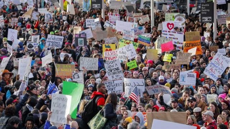En medio de protestas, dos juzgados frenan decreto migratorio de Trump