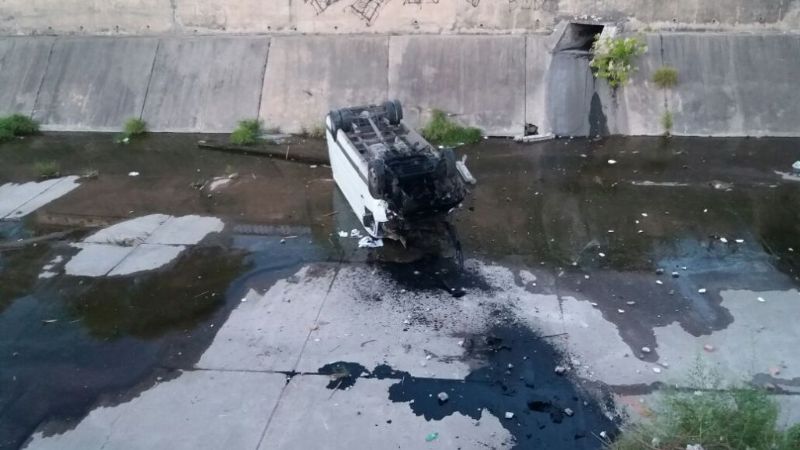 Pasó de largo y cayó al canal