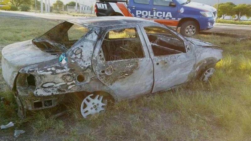 Se incendió un auto en el que iban 7 personas