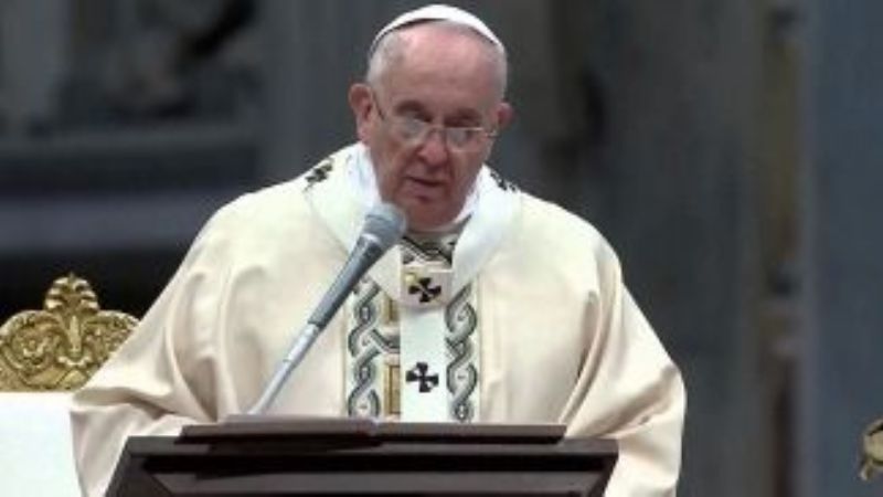 Francisco pide "condiciones de vida dignas" para los presos