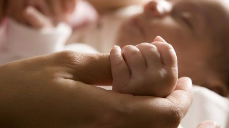 Amenazó de muerte a su ex pareja con su bebé