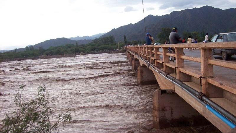 Ebrio intentó desafiar la creciente del El Río Belén y fue arrastrado