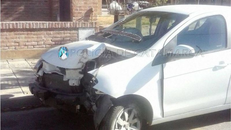 Chocó contra un poste del alumbrado público