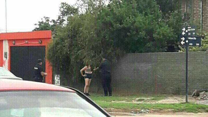 Mujer con problemas psiquiátricos caminaba desnuda por la calle