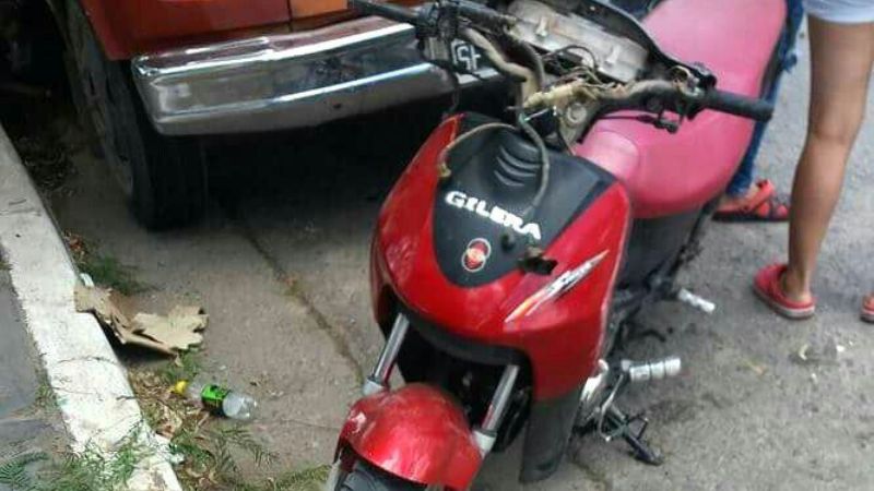 Motociclista impactó contra un camión estacionado