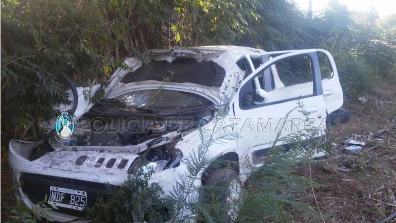 Volcó auto con cinco jóvenes en la ruta N°4