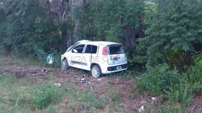 Volcó auto con cinco jóvenes en la ruta N°4