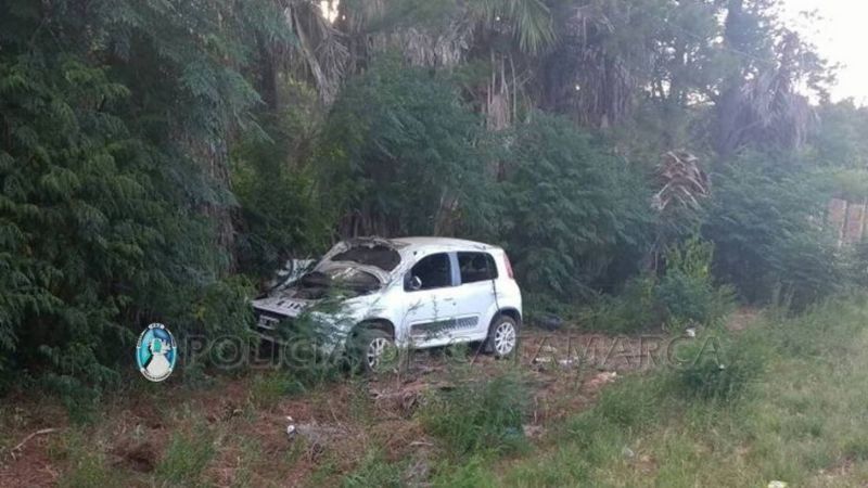 Volcó auto con cinco jóvenes en la ruta N°4