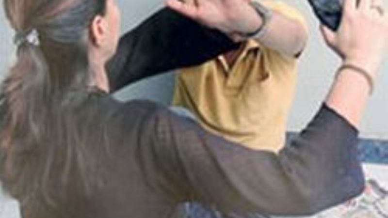 Joven aprehendida por pegarle a su novio