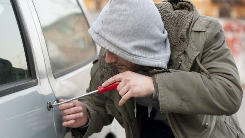 Aprehenden a un hombre intentando abrir un automóvil