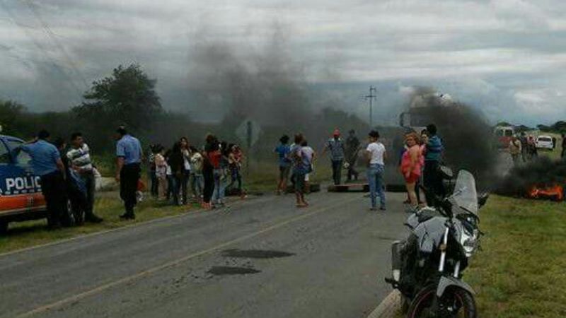 Ahora vecinos de San Antonio cortan Ruta Nacional N°157