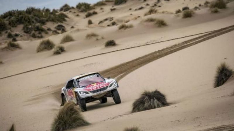 Peterhansel sigue firme en la cima de los autos