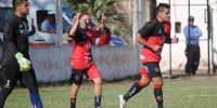 ALEXIS VEGA festeja su gol de penal ante Unión Santiago.